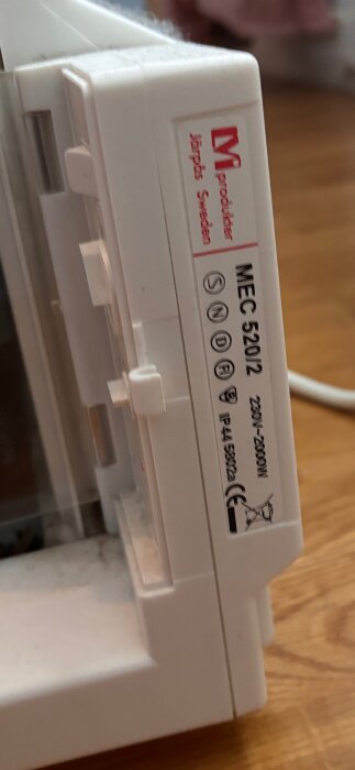 Närbild av en LVI elementtermostat av modell MEC 520/2, visar etikett och knappar på sidan.