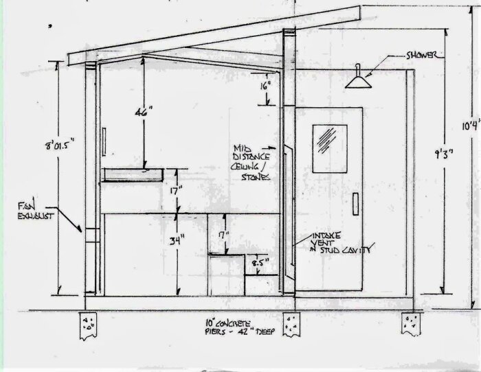 Ritning av bastustuga med lutande tak och specifikationer för ventilation och inredning, inklusive mått och detaljer för luftutsläpp och dörr.
