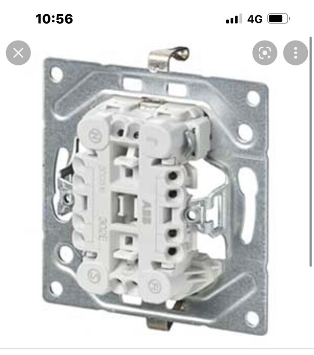 ABB vägguttag med plats för fyra kablar, visar detalj av anslutningsmöjligheter.