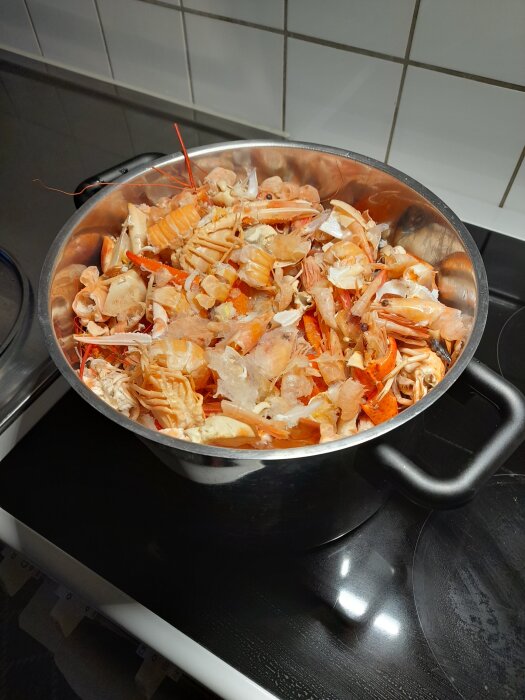 Skaldjursskal i en stor kastrull på en spis, förbereds troligen för att koka buljong.