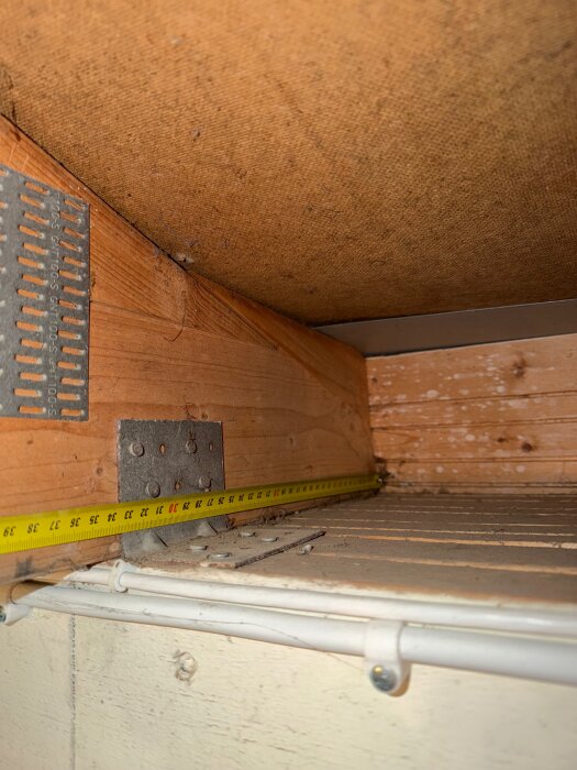 Takstol med måttband visar konstruktionen av en carport som planeras att breddas för att omvandlas till garage.