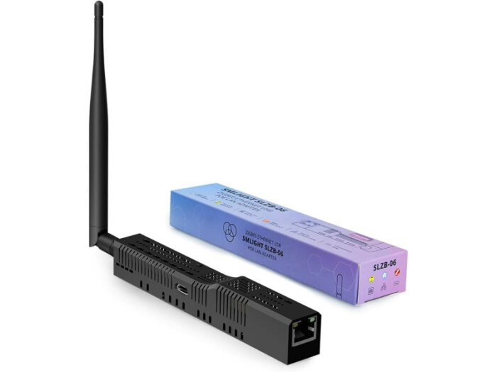 Zigbee Ethernet USB-adapter med antenn och nätverksport, bredvid sin blå och lila förpackning märkt "SM-LIGHT SLZB-06".