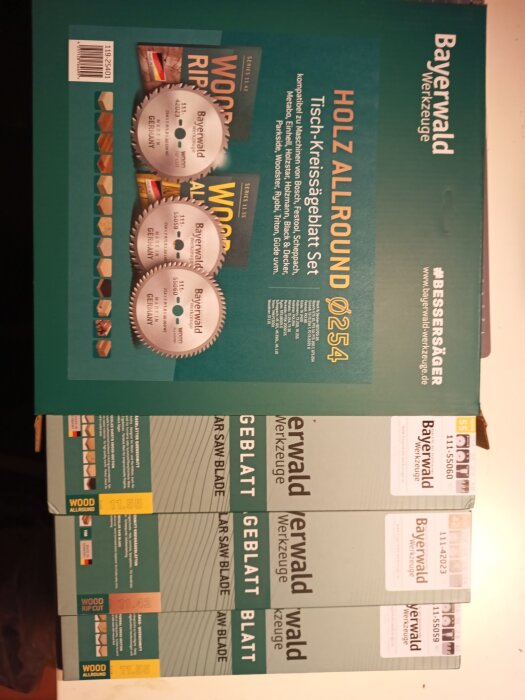 Förpackning med tre stycken Bayerwald cirkelsågblad, märkta med olika användningsområden för träbearbetning.