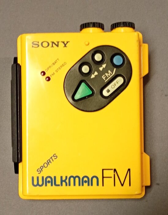 Gul Sony Walkman FM med svarta och färgade knappar, modell för sportbruk.