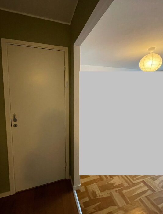 Gröna och vita väggar med en dörröppning, parkettgolv och en taklampa. Ytterhörn mellan väggar behöver list för täckning av fransad tapet.