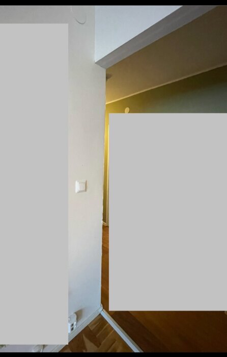 Väggen med dörröppning i gips, bredvid betongväggar. En hörna där tapeten fransar; funderingar kring lister för enhetligt utseende.