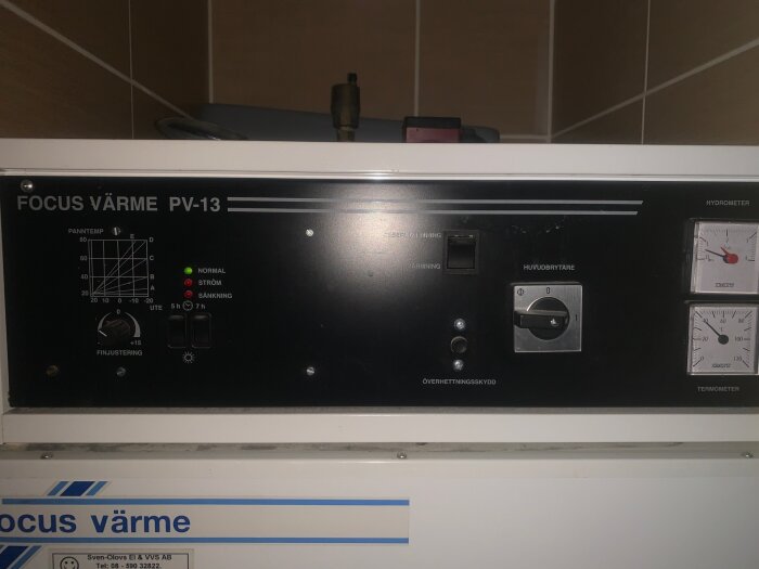 Äldre modell av pannan Focus Värme PV-13 med kontroller och mätare, inkluderar huvudpstryare, hydrometer och termometer.