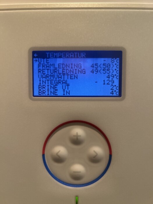 Värmepumppanel visar temperaturer: ute -8°C, framledning 45°C, returledning 49°C, varmvatten 49°C, brine ut 2°C, brine in 4°C.