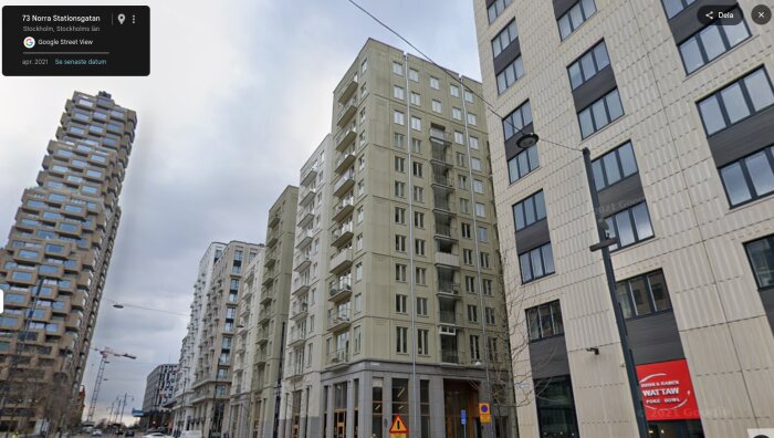 Flera moderna höghus på Norra Stationsgatan i Stockholm, med fokus på arkitektur och stadsplanering.