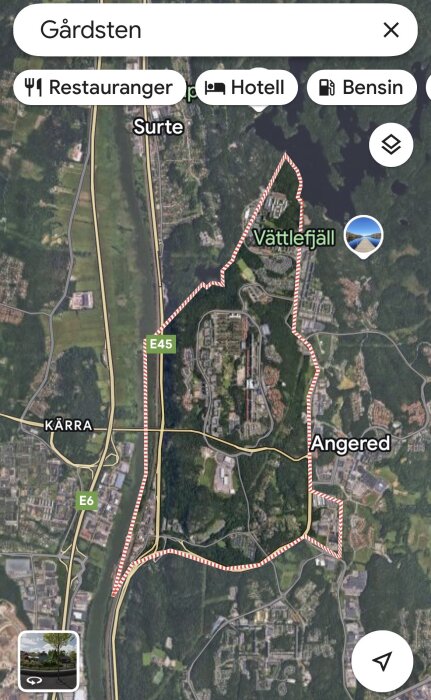 Satellitbild över Gårdsten i Göteborg, Sverige, med markerade vägar och områden som Kärr, Surte och Angered.