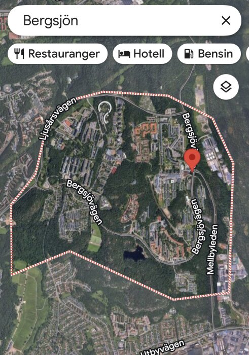 Satellitbild över Bergsjön, Göteborg med markerade vägar och områdesgränser, visar byggnader och grönområden.