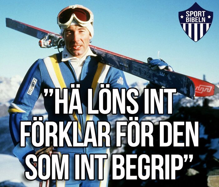 En skidåkare i blå overall med skidor på axeln, med citatet "Hä löns int förklar för den som int begrip" skrivet över bilden.