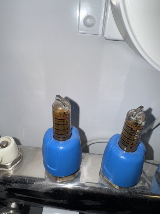 Vattensystem med flödesmätare innehållande brun vätska, installerad för 6-8 månader sedan, anmärks för att inte ge tillräcklig golvvärme.