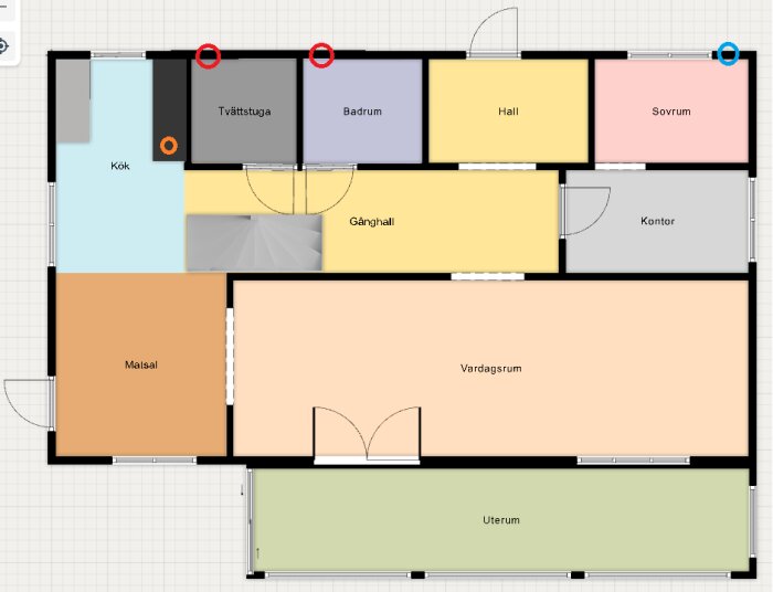 Planskiss av bottenplan med markerade tilluftsventiler i blått och frånluftsventiler i rött och orange i kök, tvättstuga och badrum.