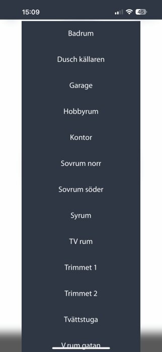 Lista över olika rum, inklusive badrum, sovrum och hobbyrum, visas på en skärmdump av en mobilapp.