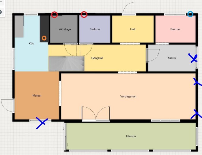 Planskiss av ett hus med olika rum markerade, två "X" i vardagsrum och ett i matsal, badrum mellan tvättstuga och hall.