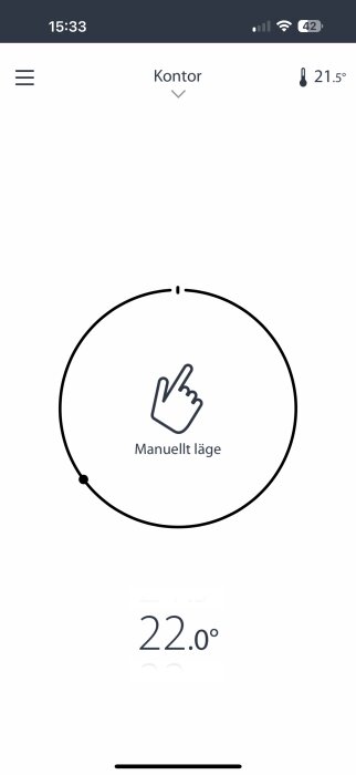 Temperaturinställning i kontor på 22°C med manuell justering via app.