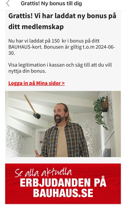 Man med hammare i bakgrunden av en byggannons för Bauhaus medlemsbonus.