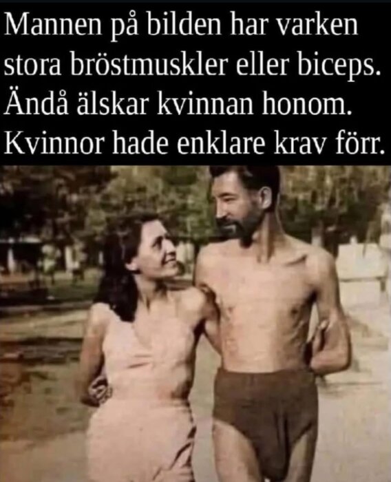 Man och kvinna promenerar tillsammans på stranden, kvinnan tittar leende på mannen. Text ovanför beskriver hans fysik.