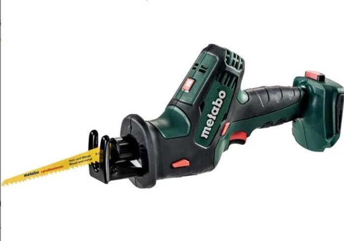 Bärbar, batteridriven metallsåg av märket Metabo med ett gult sågblad.