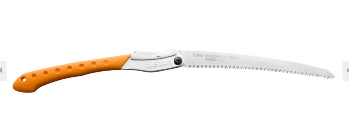Orange och silverfärgad fällbar såg med tandad klinga, märkt "Silky Bigboy", designad för enhandsanvändning.