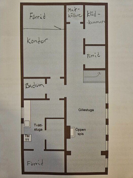 Planskiss över våning inkluderande förråd, kontor, matkällare, klädkammare, badrum, tvättstuga och gillestuga med öppen spis.