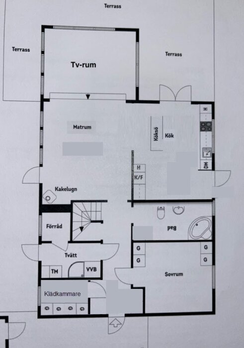 Planskiss över ett hus med tv-rum, kök, matrum, sovrum, och terrasser. Innehåller områden som tvättstuga och klädkammare.