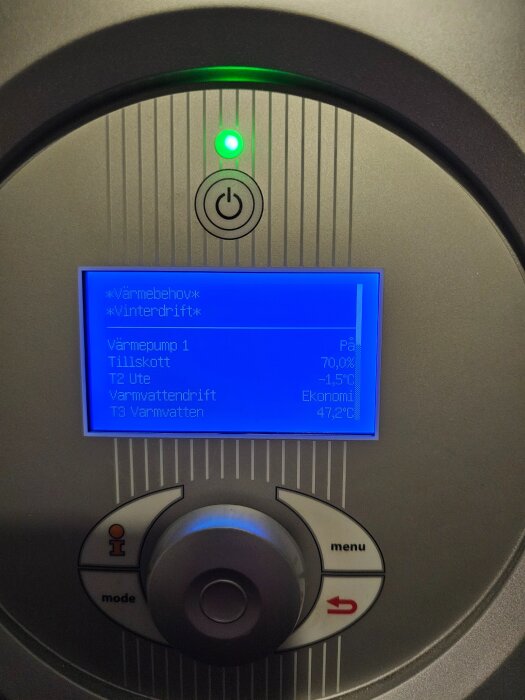 Närbild på displayen av en IVT Greenline HE bergvärmepump med information om värmebehov, tillskott och varmt vattentemperatur.