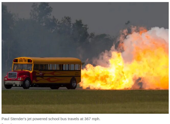 Gul skolbuss med jetdrift åker snabbt över fält, med stora flammor bakom.