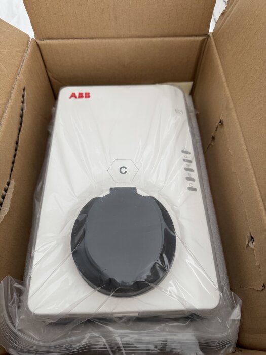 Laddbox från ABB i kartong, sedd uppifrån.