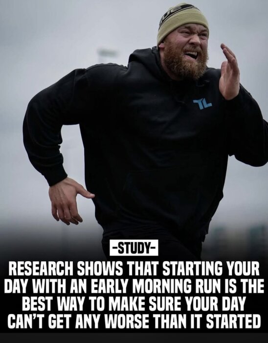 En man med skägg och mössa springer i träningskläder, med ett citat om fördelarna med en tidig morgonjogg för dagen.
