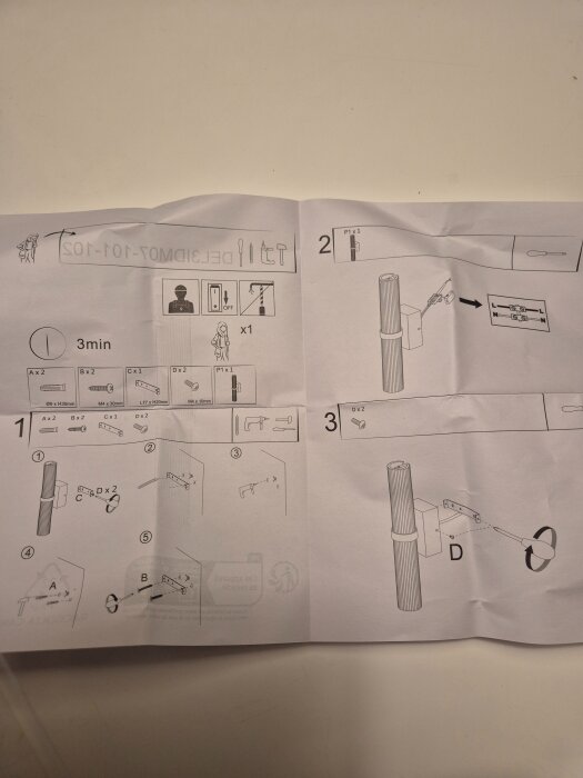 Instruktionsblad med steg-för-steg-montage för vägglampa, visar diagram och monteringsdetaljer. Verktyg och skruvar avbildade för installation.