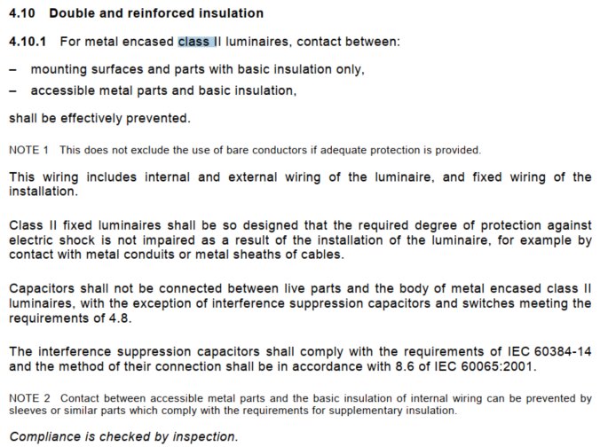 Utdrag ur IEC 60598-1 som beskriver regler för dubbel och förstärkt isolering i konstruktion av metallinkapslade klass II armaturer.