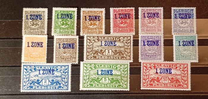 Frimärken från Slesvig med texten "1 ZONE PLEBISCIT", i olika färger och valörer, relaterade till en historisk folkomröstning.