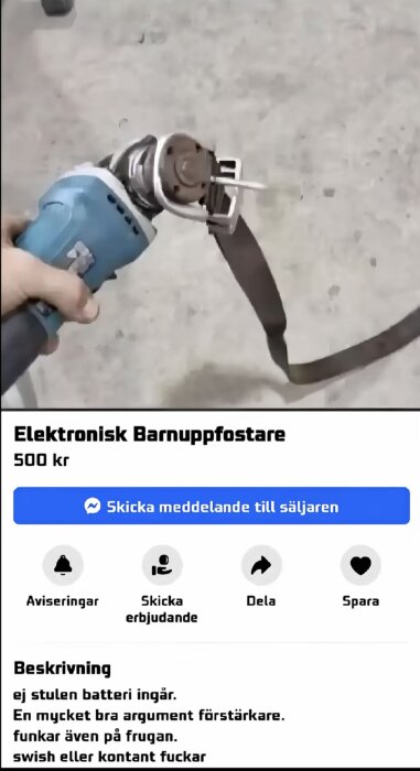 En person håller en vinkelslip med ett bälte fastspänt i skivfästet.