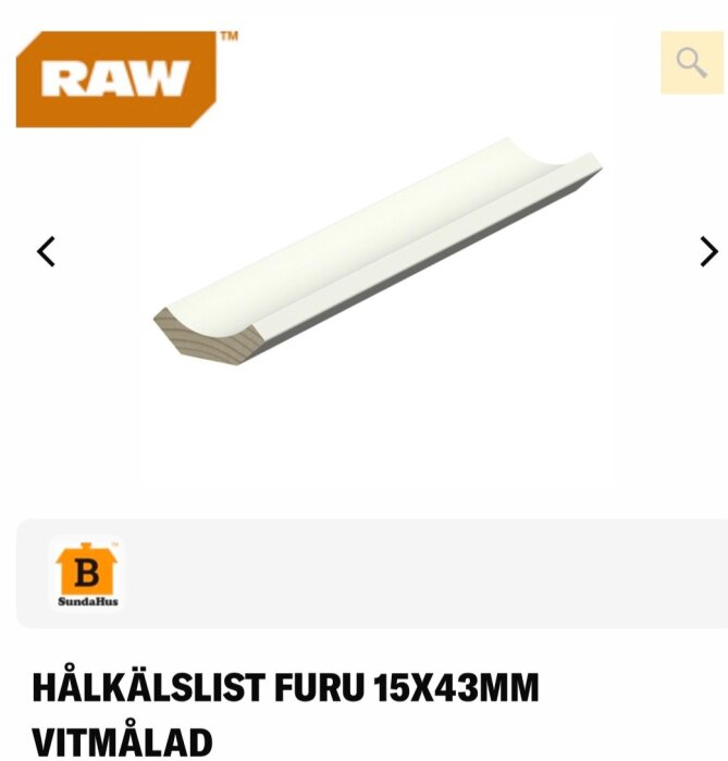 Vitmålad hålkälslist av furu, 15x43 mm, visas på bild med logotypen för SundaHus och RAW i övre hörnet.