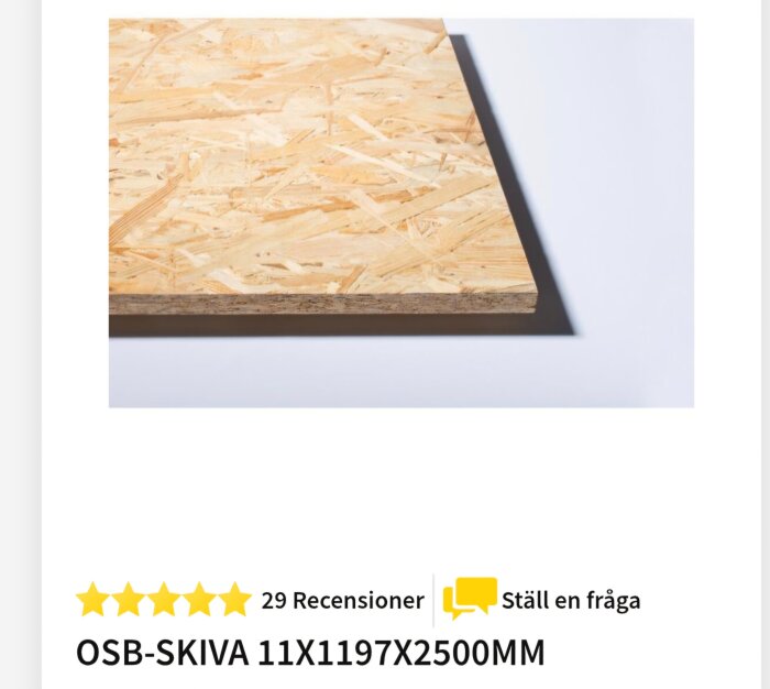 OSB-skiva med dimensionerna 11x1197x2500mm, fotograferad från sidan, visar texturen och tjockleken på skivan.