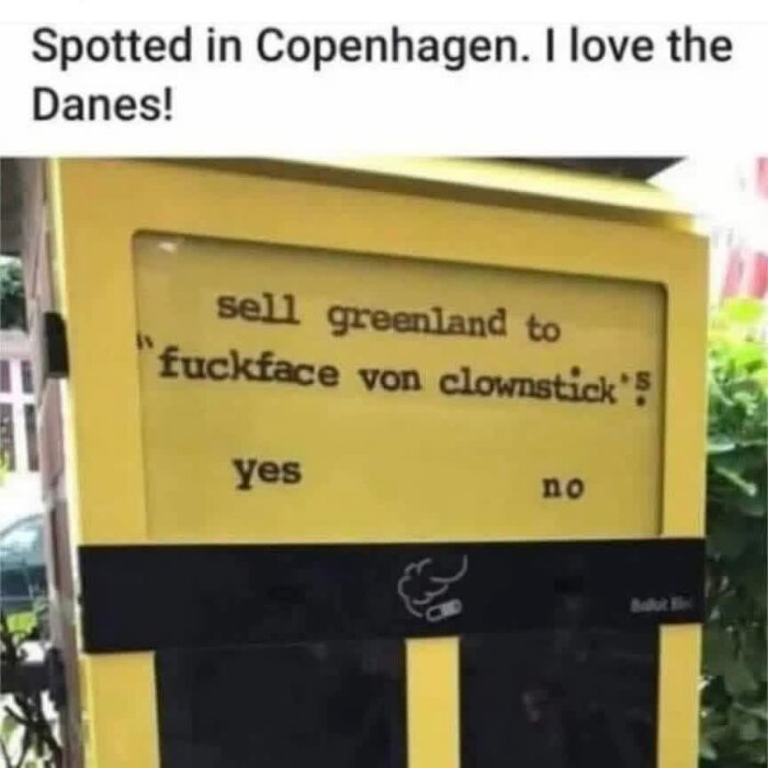 Gul röstningsstation med text om att sälja Grönland till "fuckface von clownstick", med alternativen "ja" och "nej".
