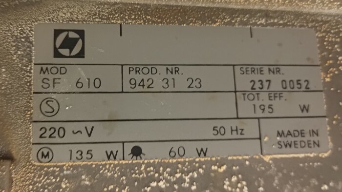 Etikett på köksfläkten Elektrohelios SF 610 med modell-, produkt- och serienummer, samt elektriska specifikationer.
