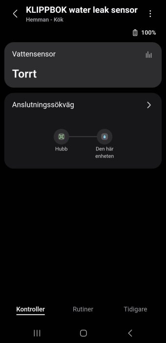 Skärmdump av Klippbok vattenläckagesensor-app, visar "Torrt" status och anslutningssökväg mellan hubb och enhet i köket.