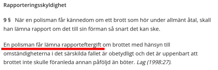 Textavsnitt ur Polislagen om rapporteringsskyldighet och möjligheten för poliser att lämna rapporteftergift vid obetydliga brott, med betoning i rött.