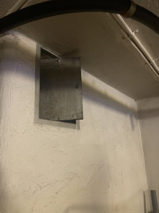 Ventillucka i murstocken i en källare, del av ett hus från 50-talet.