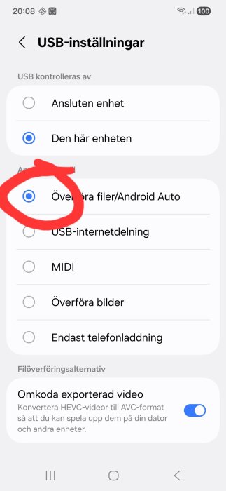 USB-inställningar på en smartphone, alternativet "Överföra filer/Android Auto" är markerat med röd cirkel.