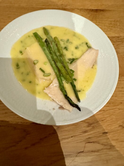 Tallrik med röding i beurre blanc och sparris.