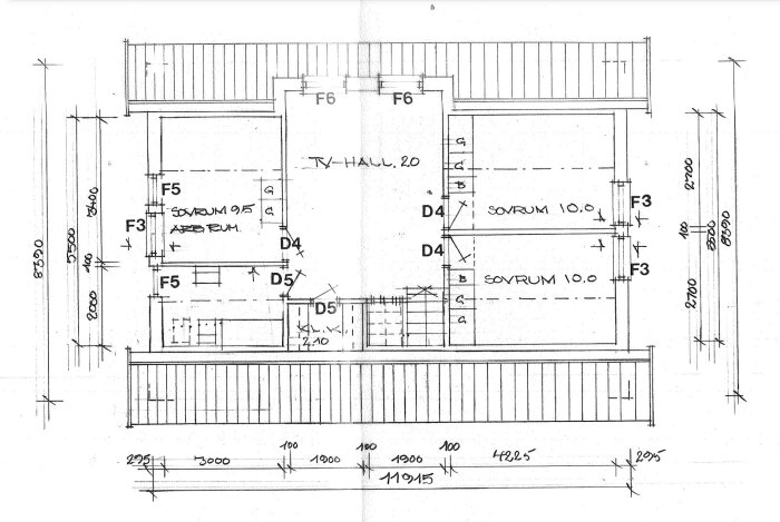 Planritning som visar plan 1, med markerade rum som TV-hall, sovrum och förråd. Mått och dörr-/fönsterpositioner anges.