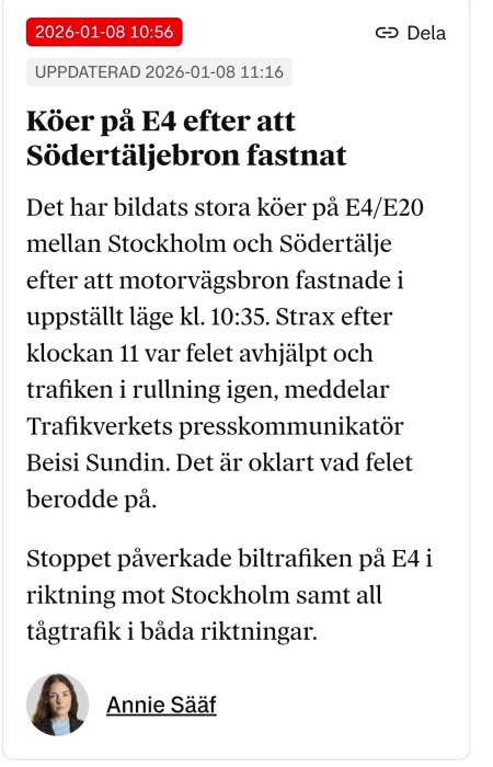 Tidningsartikel om trafikstockning på E4 efter tekniskt fel på Södertäljebron, vilket orsakade störningar i både bil- och tågtrafik.