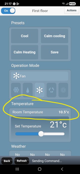 Luftvärmepumpens kontrollpanel visar 10,5°C rumstemperatur och inställd temperatur på 21°C.