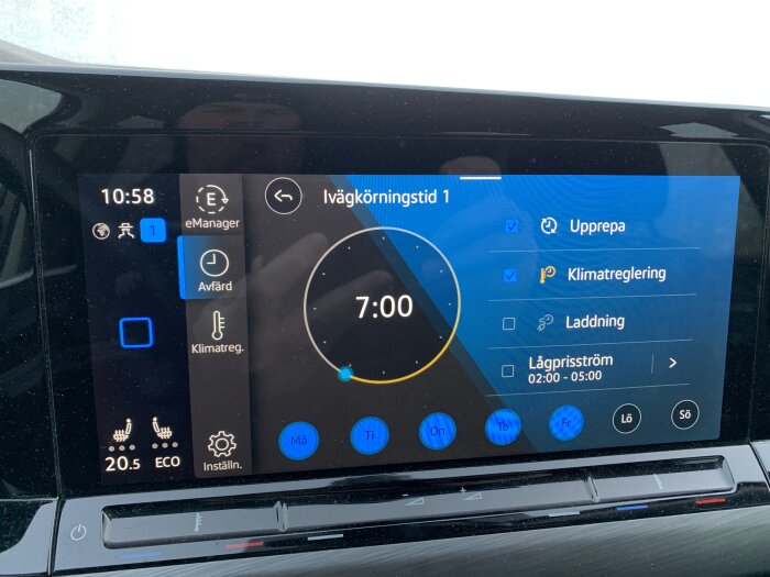 Bilens display visar inställningar för avresetid kl. 7:00, klimatanläggning och laddning på en VW Golf Hybrid. Funktionen för lågprisel är också synlig.