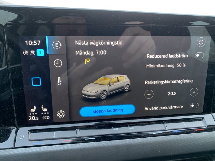 Bild på en bils infotainmentskärm med inställningar för laddning och parkeringstemperatur på en VW Golf Hybrid.