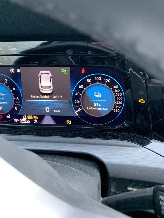 Instrumentpanel i en VW Golf Hybrid visar en laddningsstatus på 51% och en återstående laddtid på 3:35 timmar.